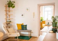 Wartebereich mit Blick in den Praxisraum